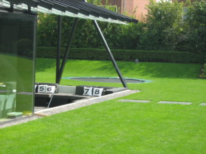 Trampoline in het gras